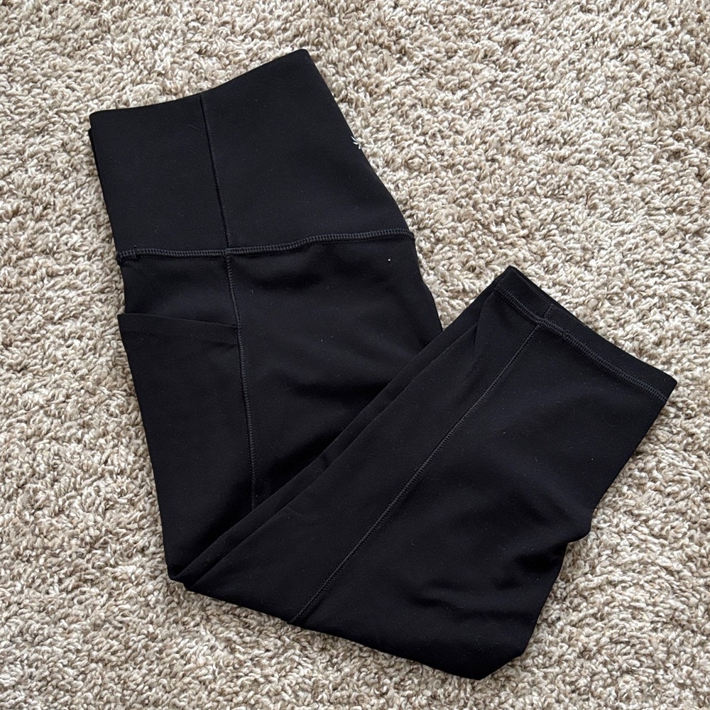 Athleta Black Salutation Stash Pocket II Crop Legging